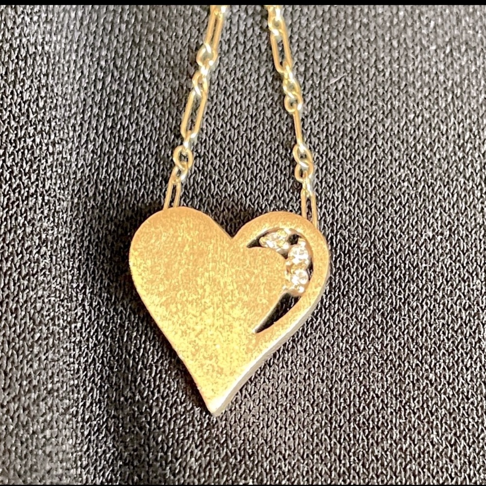 Stunning vintage custom made 14 k gold and diamond heart necklace. 3.4 g